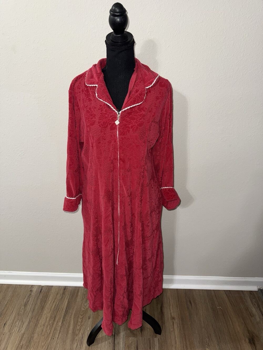 Eileen West Womens Red Floral Embossed Velour Zip Front Long Robe MD Housecoat